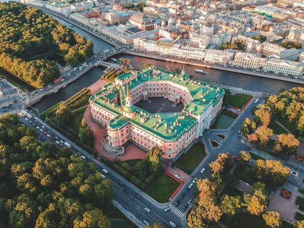 Foto aérea del castillo mikhailovsky, el palacio de ingeniería. rusia, san petersburgo. puesta de sol