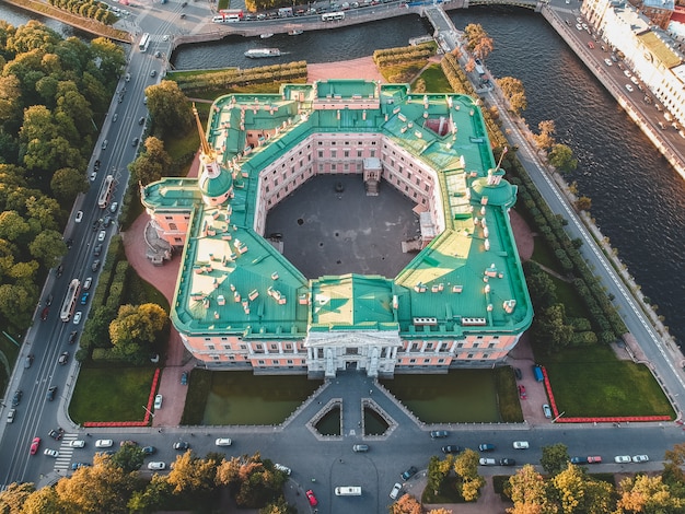 Foto aérea del castillo Mikhailovsky, el Palacio de Ingeniería. Rusia, San Petersburgo. Puesta de sol