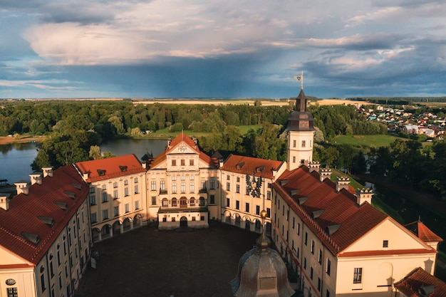 Foto aérea del castillo de Nesvizh en la noche de otoño, Bielorrusia Minsk, vista superior