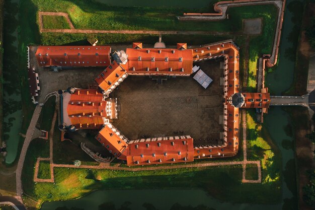 Foto aérea del castillo de Nesvizh en la noche de otoño, Bielorrusia Minsk, vista superior.