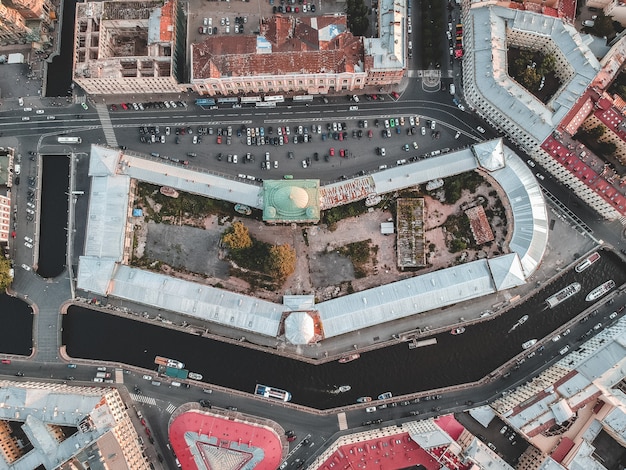 Foto aérea del centro de la ciudad, los techos de las casas antiguas, departamento estable. Embarcaciones fluviales. Rusia, San Petersburgo