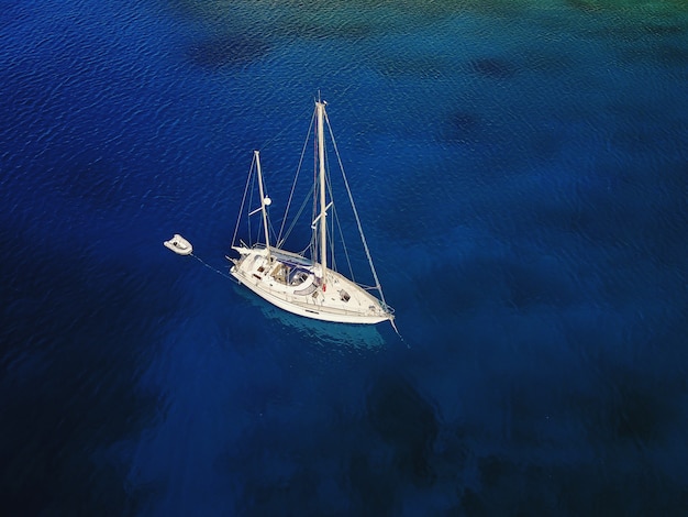 Foto aérea da bela lagoa azul em um dia quente de verão com barco à vela. vista do topo.