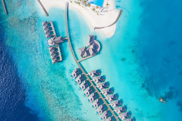 Foto aérea da bela praia tropical das Maldivas paradisíacas na ilha Verão e férias de viagem