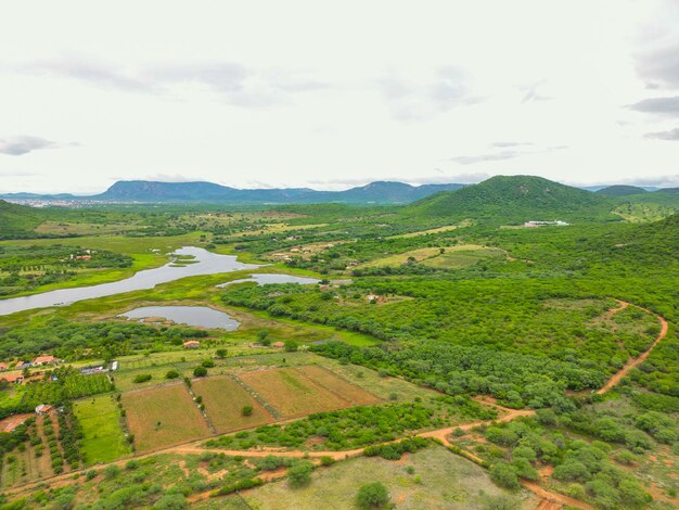 Foto aérea da cidade de Serra Talhada às margens do Rio Paje, Pernambuco, Brasil.