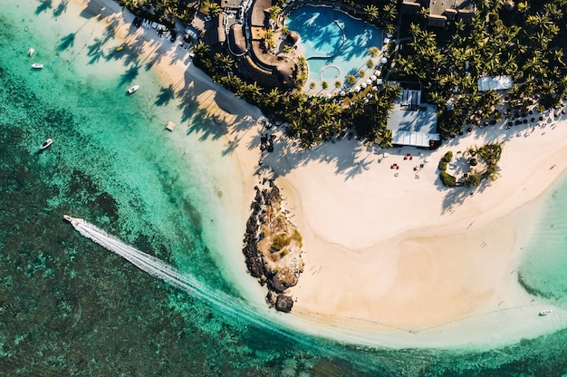 Foto aérea da costa leste da Ilha Maurícia. Voando sobre a lagoa turquesa da Maurícia, na região de Belle Mare.