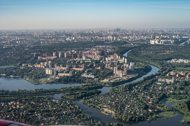 Foto aérea da grande cidade de uma vista da janela do avião da cidade de Moscou através da janela do avião