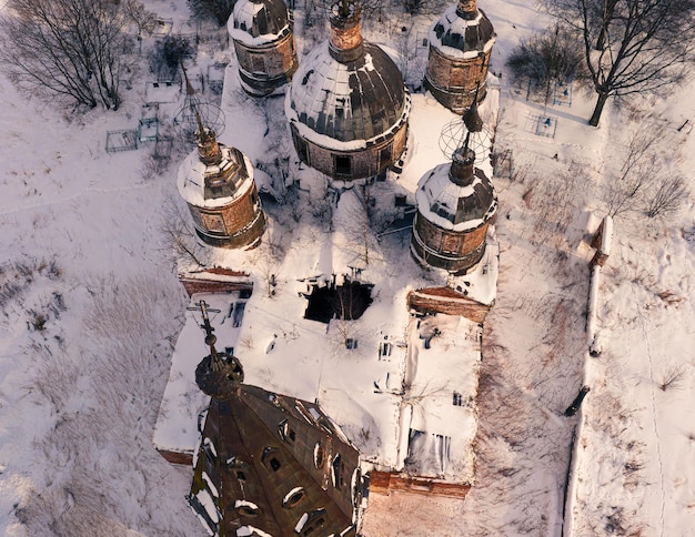 Foto foto aérea da igreja da ressurreição de cristo em um dia ensolarado de inverno em ostrov, rússia