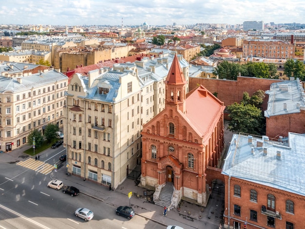 Foto aérea da Igreja de São João protestante de tijolos vermelhos Catedral Luterana estoniana histórica no centro de São Petersburgo Rússia no verão Cidades russas Lugar para férias