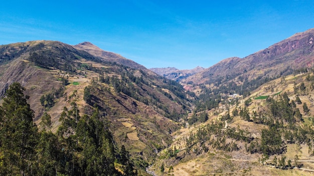 foto aérea da montanha ayopaya da bolívia