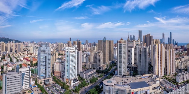 Foto aérea da paisagem urbana na área da baía costeira de Qingdao