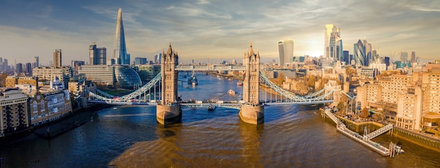 Foto aérea da tower bridge em londres ao pôr do sol