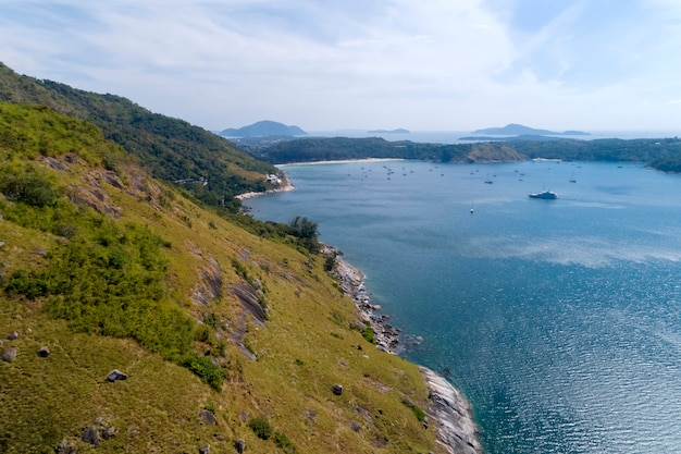 Foto aérea da vista aérea do zangão do mar tropical com ilha bonita