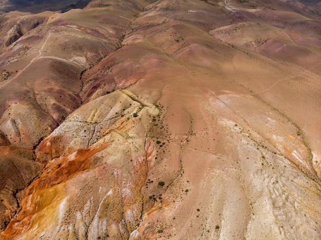 Foto aérea das montanhas com textura amarela e vermelha semelhante à superfície de Marte