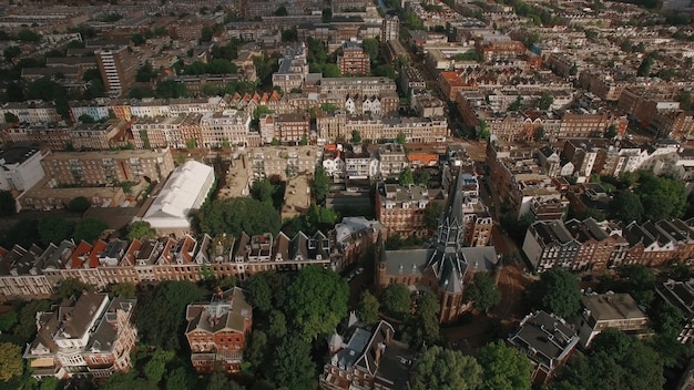 Foto aérea de Amsterdã com casas e igreja volden