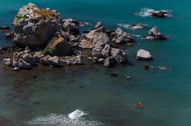 Foto aérea de canoístas no meio do mar oceano cercado por nada