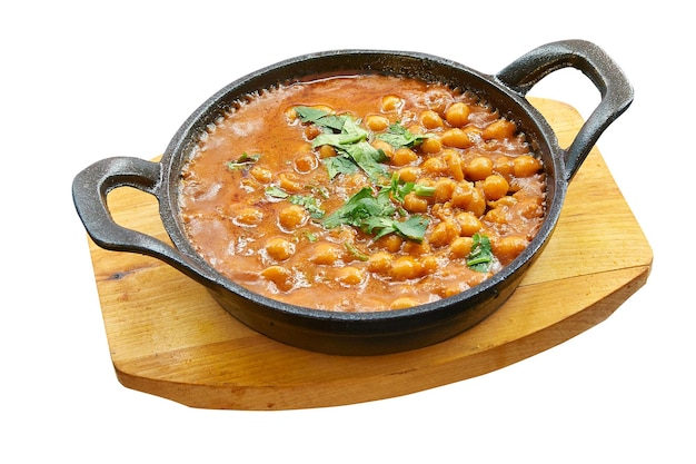 Foto aérea de chana masala em uma pequena panela. Isolado no branco, com trajeto de grampeamento