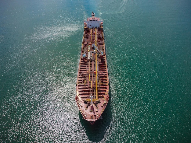 Foto aérea de drone de combustível industrial e mar de cruzeiro petroquímico