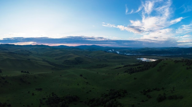 Foto aérea de drone panorâmico da beleza do amanhecer no pico das montanhas em altay no verão