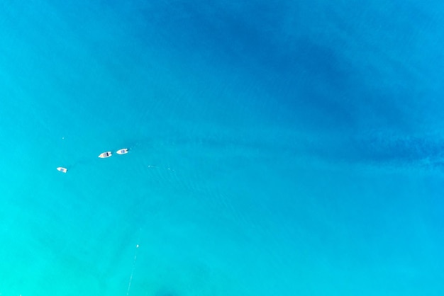 Foto aérea de drones de barcos à vela em vista superior do mar azul turquesa mediterrâneo aberto