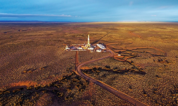 Foto aérea de equipamento de fraturamento hidráulico ao pôr do sol. (FRACKING)