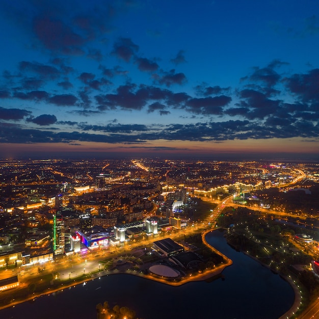 Foto aérea de Minsk (Bielo-Rússia) à noite