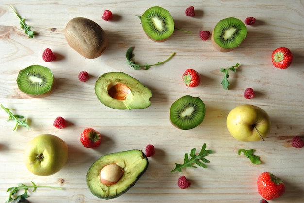 Foto aérea de morangos, amoras, abacate, kiwi, framboesas