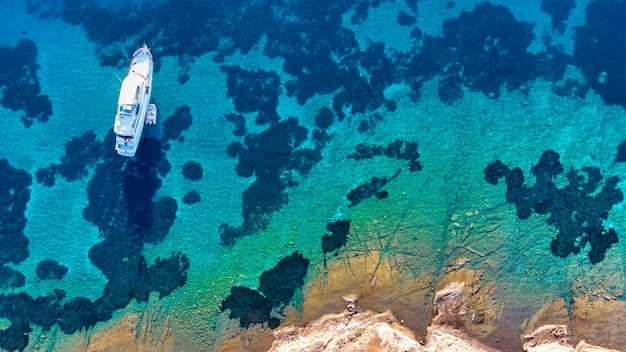 Foto aérea de pássaros panorâmicos de paisagem tropical e praia rochosa com águas cristalinas azul-turquesa