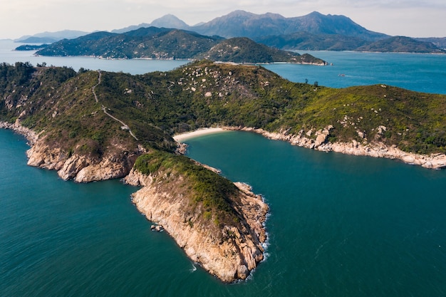 Foto aérea de tirar o fôlego da paisagem montanhosa com altas montanhas rochosas e o oceano