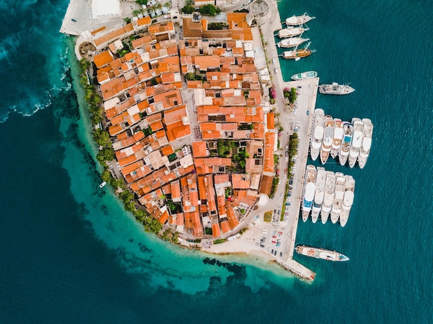 Foto aérea de um drone da cidade velha de Korcula, na Croácia