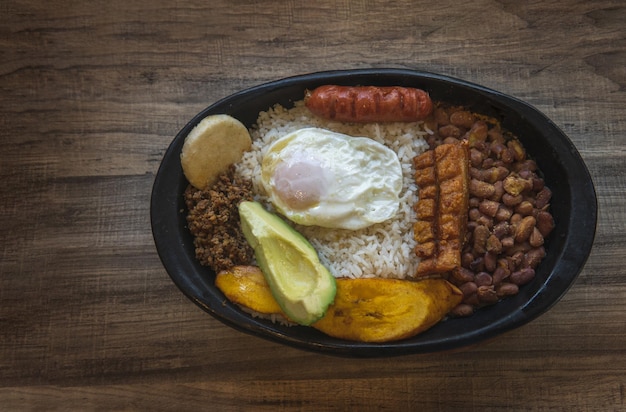 Foto aérea de uma bandeja paisa rústica Prato tradicional da gastronomia colombiana