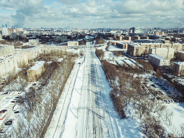 Foto aérea de uma ferrovias em uma cidade em um dia ensolarado de inverno na cidade