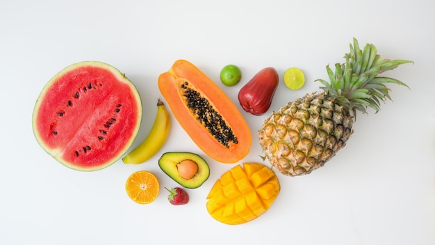 Foto aérea de variedade de frutas exóticas isoladas