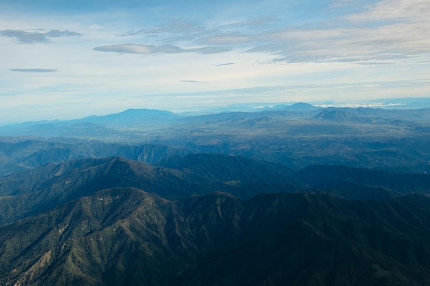 Foto aérea de vista superior das montanhas com copyspace