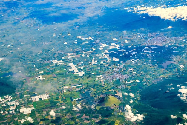 Foto aérea de vista superior de assentamentos e campos