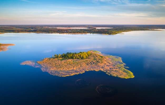 Foto aérea do lago Dryviaty no Parque Nacional Braslau Lakes Bielorrússia