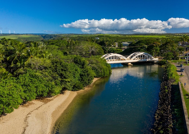 Foto aérea do rio anahulu e da ponte rodoviária em arco gêmeo na cidade de North Shore de Haleiwa