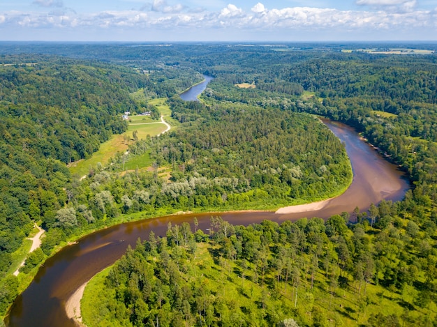 Foto aérea do rio gauja em sigulda, letônia