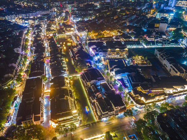 Foto aérea do templo de confúcio e do rio qinhuai em nanjing