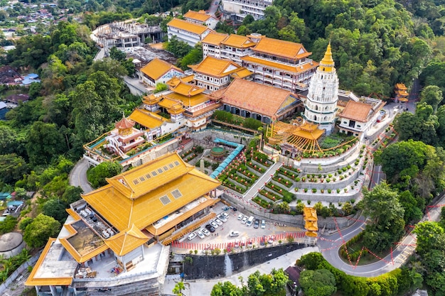 Foto aérea do Templo Kek Lok Si na ilha de Penang, na Malásia