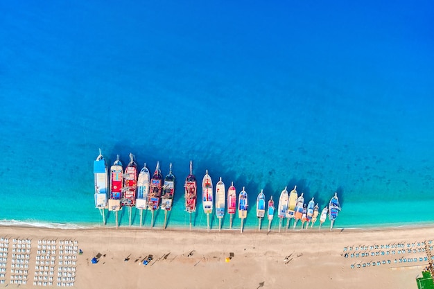 Foto aérea de drones de barcos en la costa del mar azul turquesa mediterráneo Vista superior