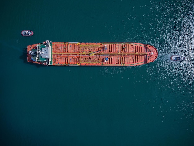 Foto aérea de drones de combustible industrial y petrolero petroquímico que navega por el mar