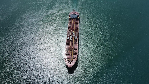 Foto aérea de drones de combustible industrial y petrolero petroquímico que navega por el mar