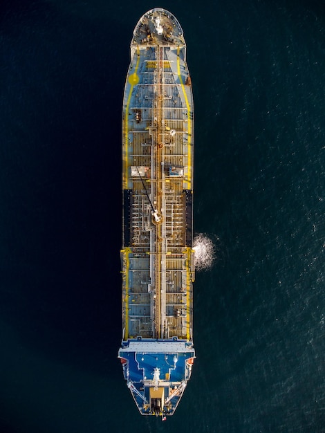 Foto aérea de drones de combustible industrial y petrolero petroquímico que navega por el mar