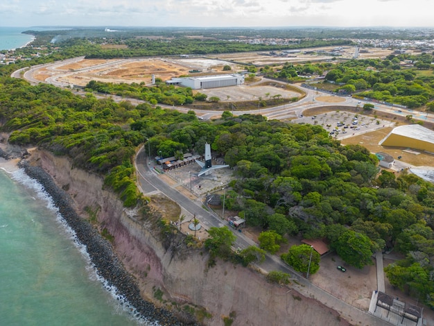 Foto aérea del faro en la playa de Cabo Branco, Joao Pessoa, Paraiba, Brasil