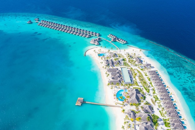 Foto aérea del hermoso paraíso Maldivas playa tropical en la isla Verano y vacaciones de viaje