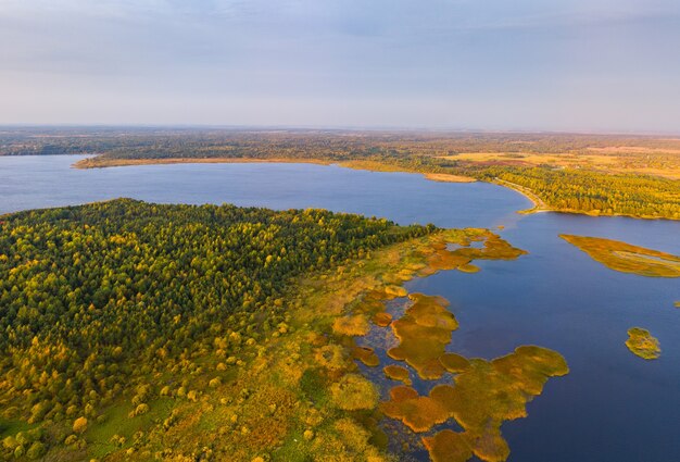 Foto aérea del lago Sialiava (Bielorrusia) al amanecer