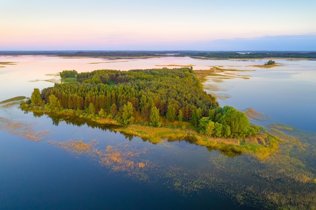 Foto aérea del lago Snudy en el Parque Nacional Braslau Lakes Bielorrusia