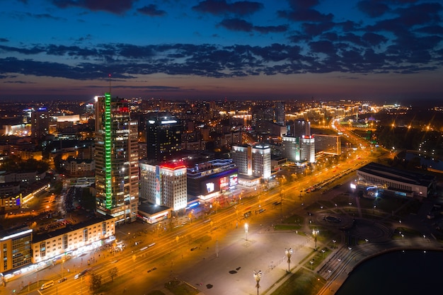 Foto aérea de Minsk (Bielorrusia) en la noche