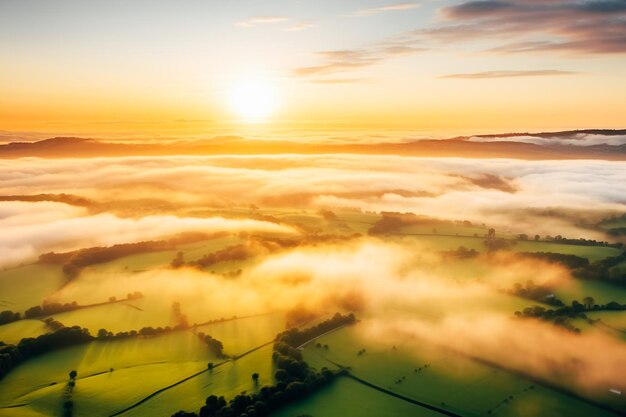 La foto aérea muestra bajos niveles de niebla al amanecer sobre el campo