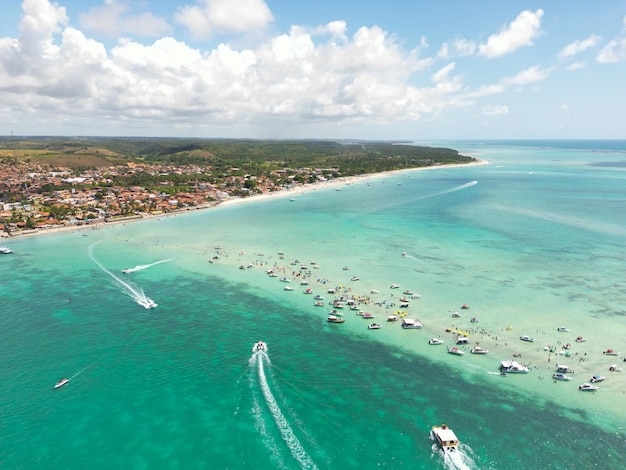 Foto foto aérea no caminho de moises na praia de barra grande na cidade de maragogi alagoas brasil